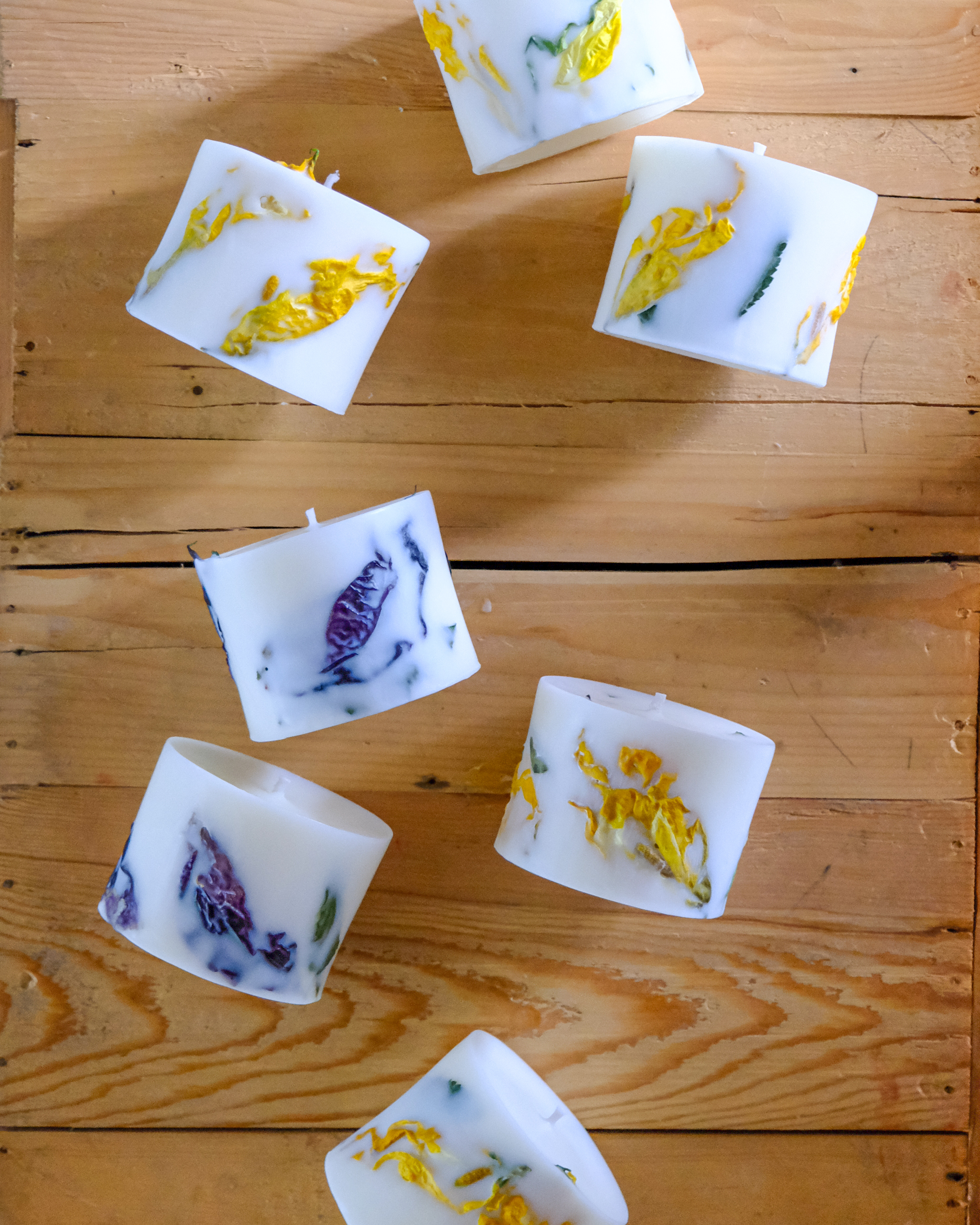 地元産のお花を詰め込んだフラワーキャンドルが５つ並んでいます。