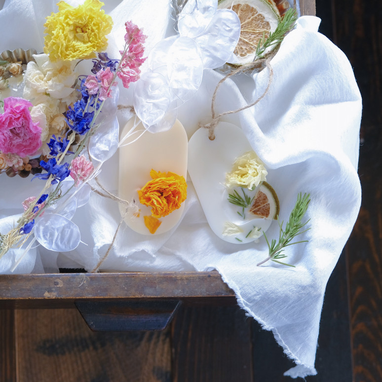 市場には出せないけれど個性豊かに咲いたお花を詰め込んだお花のキャンドルサシェです。