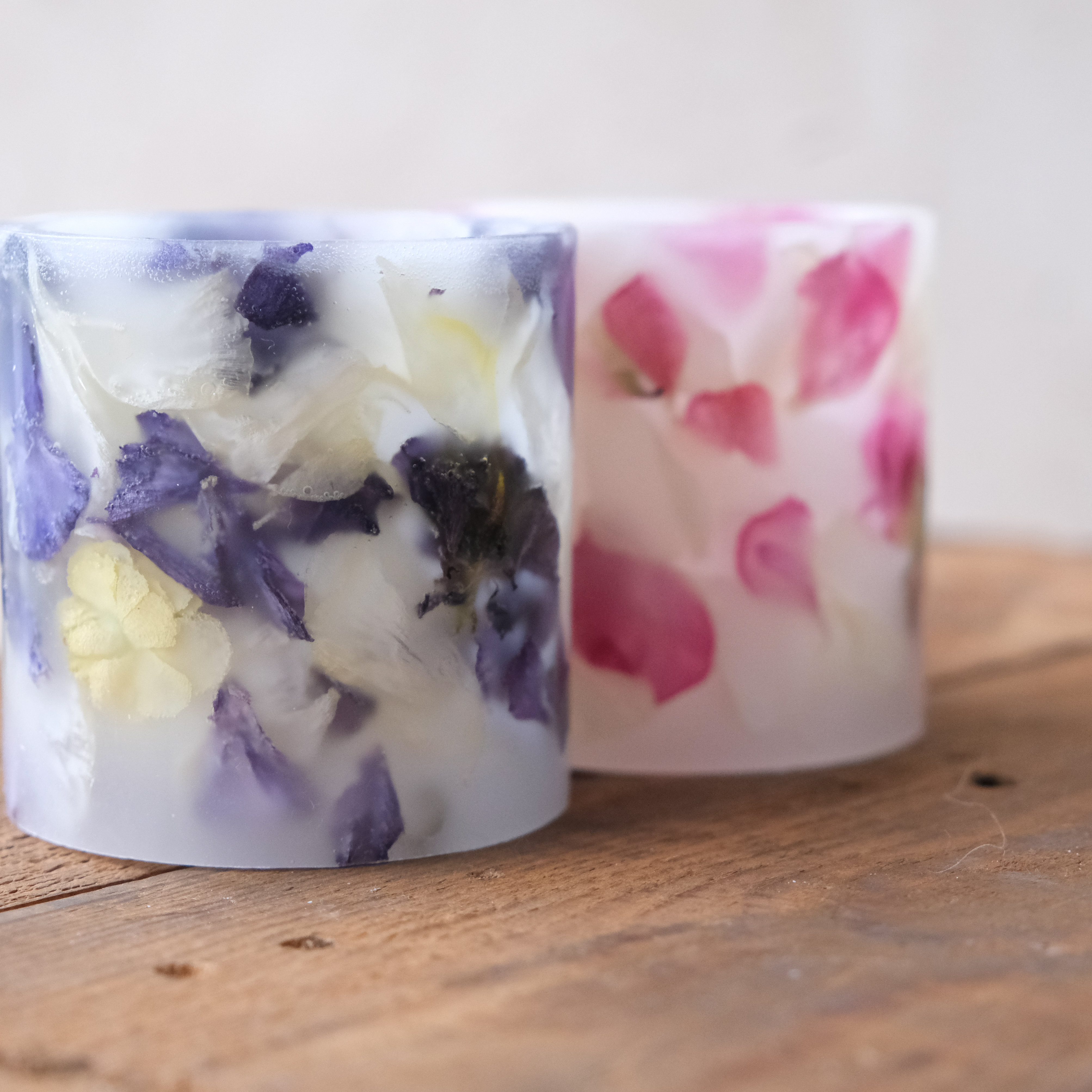 青紫とピンク色のフラワーキャンドルです。