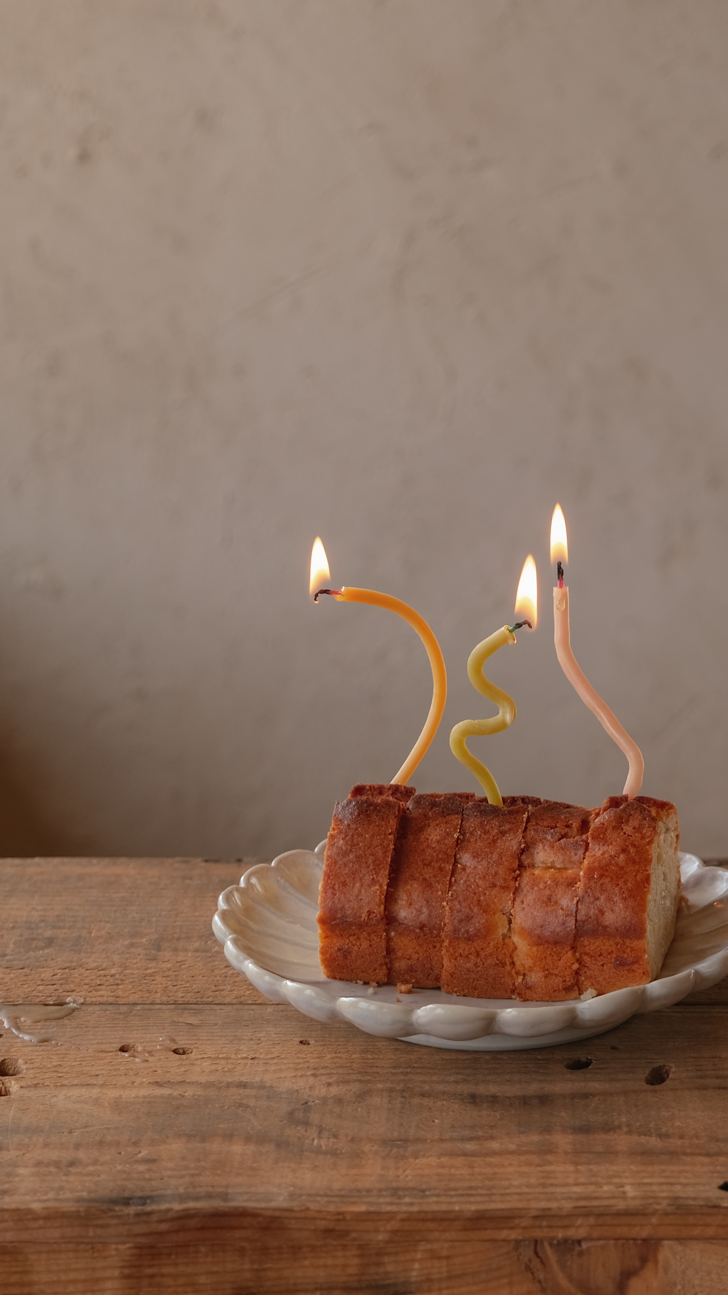 カラフルな芯をつかったくねくねキャンドル。名前はcake.