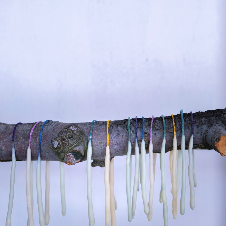 地元産のお花を詰め込んだフラワーキャンドルが５つ並んでいます。