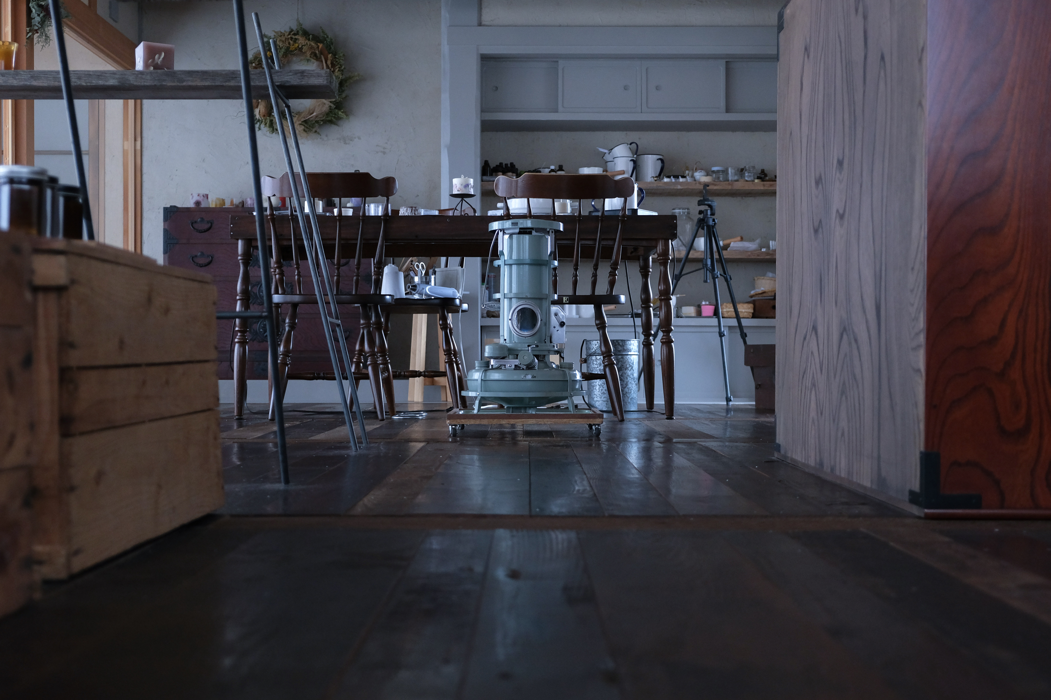 古材を再利用した床と、古い家具を用いたワークスペースです。