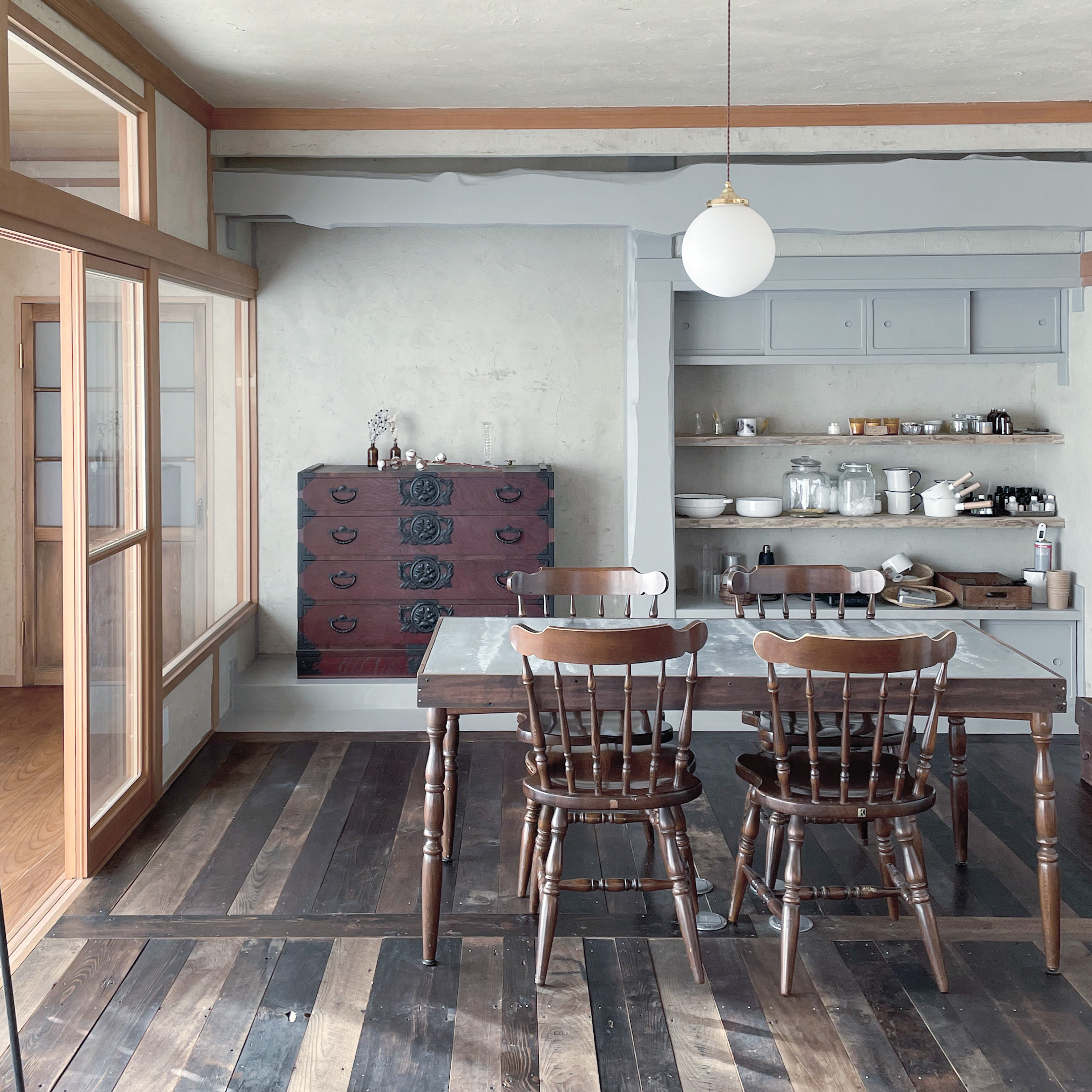 地元産のお花を詰め込んだフラワーキャンドルが５つ並んでいます。